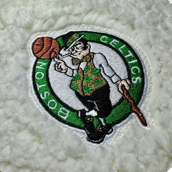 Antigua Women's NFL Boston Celtics Fleece Full Zip Grace Ivory Sherpa Vest - Picture 2 of 7